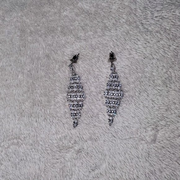 dainty chandelier earrings w/ layered tiers of bright diamonds💎 - Picture 2 of 4